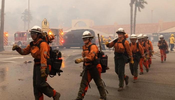 ሎስ ኣንጀለስ ኣጋጢሙዋ ዝርከብ ባርዕ ሓዊ ንምቁፅፃር ብኣማኢት ዝቑፀሩ እሱራት ኣዋፊራ።