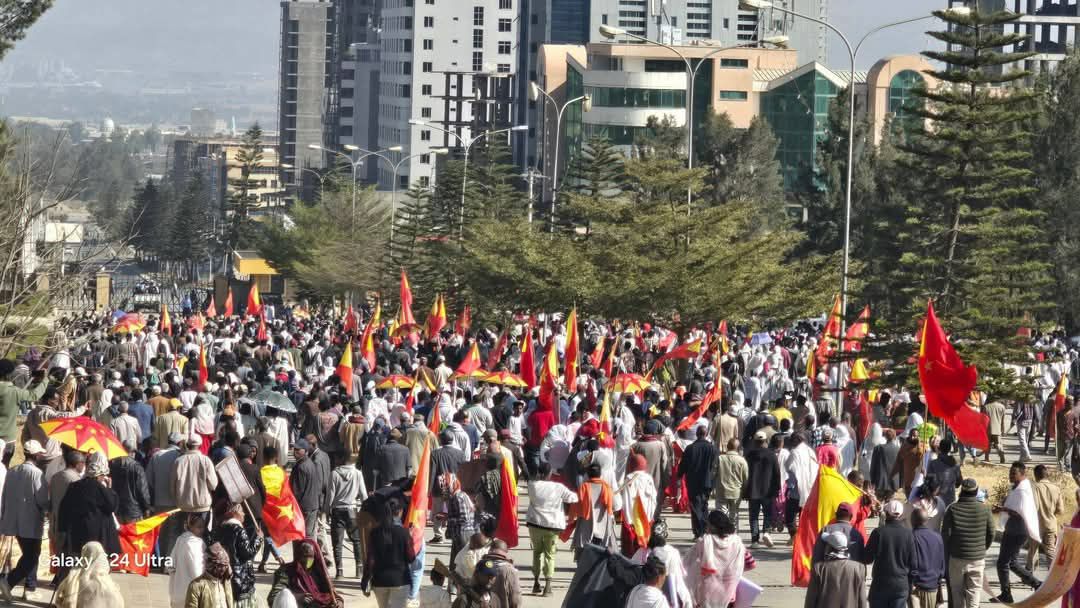 ውሳነታት ህዝባዊ ኮንፈረንስ ህዝቢ ትግራይን ፣ውድብ ህወሓትን ሰራዊት ትግራይን ናብ ተግባር ይሰጋገር ዝብል ሰላማዊ ሰልፊ ኣብ ከተማ መቐለ ሓዊሱ ኣብ ዞባን ወረዳታትን ትግራይ ተኻይዱ።