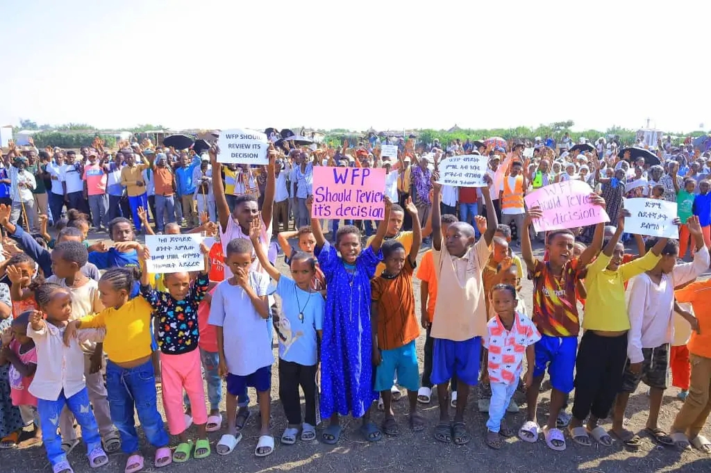 ኣብ ሱዳን መዓስከር ተነድባ ኣብ ከቢድ ስቕይ ዝርከቡ ስደተኛታት ተጋሩ ሰላማዊ ሰለፊ ኣካይዶም።